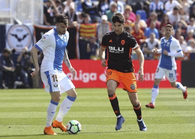 Carlos Soler alcanzará los 50 partidos de Liga en el Camp Nou Carlos Soler alcanzará los 50 partidos de Liga en el Camp Nou