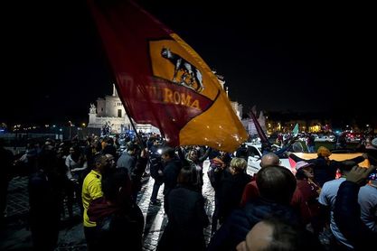 La hinchada del Roma celebra la remontada por las calles de la capital La hinchada del Roma celebra la remontada por las calles de la capital