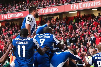 0-1. El Oporto le arrebata el liderato al Benfica en el 90 0-1. El Oporto le arrebata el liderato al Benfica en el 90