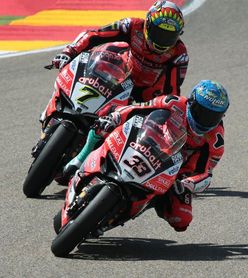 Davies gana la Carrera 2 en Aragón y cerca a Rea en el Mundial Davies gana la Carrera 2 en Aragón y cerca a Rea en el Mundial
