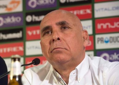 El presidente del Racing y cuatro consejeros presentan su dimisión El presidente del Racing y cuatro consejeros presentan su dimisión