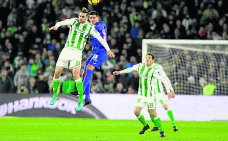 Fabián Ruiz salta con el zaguero del Leganés Unai Bustinza ante la mirada de Andrés Guardado. Fabián Ruiz salta con el zaguero del Leganés Unai Bustinza ante la mirada de Andrés Guardado.