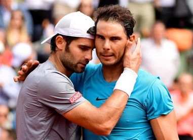 Nadal gana el partido aplazado ante Bolelli y avanza a segunda ronda Nadal gana el partido aplazado ante Bolelli y avanza a segunda ronda