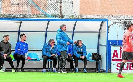 Joaquín Hidalgo, en el banquillo de la Lebrijana, donde suma siete temporadas. Joaquín Hidalgo, en el banquillo de la Lebrijana, donde suma siete temporadas.