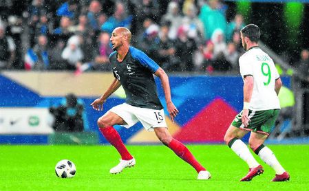 Al sevillista Nzonzi ya lo apodan en Francia ´El Pulpo´, por su exhibición en la zona ancha. Al sevillista Nzonzi ya lo apodan en Francia ´El Pulpo´, por su exhibición en la zona ancha.
