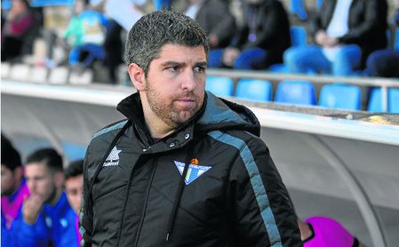 Marc Domínguez durante un partido en el banquillo del Écija. Marc Domínguez durante un partido en el banquillo del Écija.