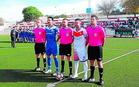 Los capitanes de la UD Morón y Morón CF en el derbi. Los capitanes de la UD Morón y Morón CF en el derbi.