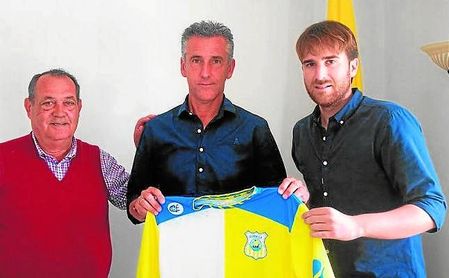 Alejandro Ceballos, nuevo míster del Coria; flanqueado por Manuel Romero Pacheco y Manuel Núñez. Alejandro Ceballos, nuevo míster del Coria; flanqueado por Manuel Romero Pacheco y Manuel Núñez.