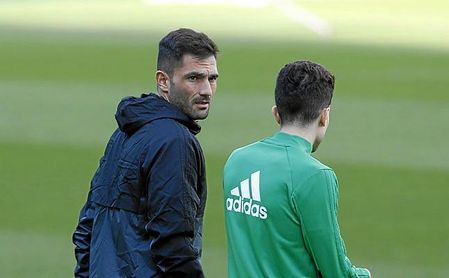 Adán maneja varias ofertas, incluso superiores en lo económico a la del Sporting. Adán maneja varias ofertas, incluso superiores en lo económico a la del Sporting.
