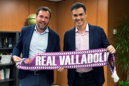 Pedro Sánchez recibe una bufanda del recién ascendido Real Valladolid Pedro Sánchez recibe una bufanda del recién ascendido Real Valladolid