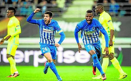 Pozuelo celebra un gol con la elástica del Genk. Pozuelo celebra un gol con la elástica del Genk.