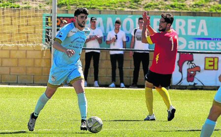 El delantero rojiazul ´Peluki´ reclama una acción en el Los Palacios-Algabeño disputado en la 16/17; a su izquierda, el lateral Mimi. El delantero rojiazul ´Peluki´ reclama una acción en el Los Palacios-Algabeño disputado en la 16/17; a su izquierda, el lateral Mimi.