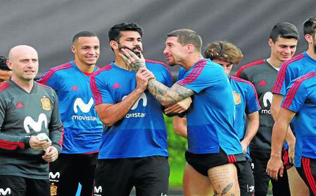 Diego Costa junto a Sergio Ramos en un entrenamiento de la selección española. Diego Costa junto a Sergio Ramos en un entrenamiento de la selección española.