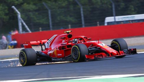 Hamilton logra la pole en casa con Vettel muy cerca Hamilton logra la pole en casa con Vettel muy cerca