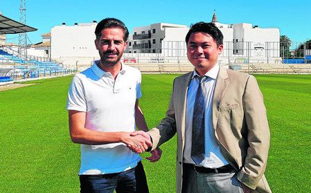 David Páez, nuevo entrenador del Écija, estrecha la mano de Yung Gon Park, presidente azulino. David Páez, nuevo entrenador del Écija, estrecha la mano de Yung Gon Park, presidente azulino.