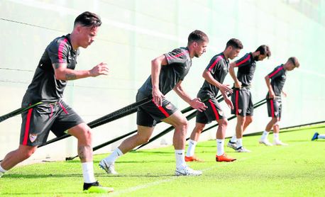 Lenglet entrena con sus compañeros. Lenglet entrena con sus compañeros.