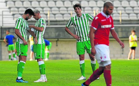 Durante el partido contra el Nottingham, además de Joaquín, Barragán y Javi García ejercieron de capitán. Durante el partido contra el Nottingham, además de Joaquín, Barragán y Javi García ejercieron de capitán.