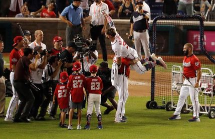 Harper, nuevo "Rey" de los jonrones al ganar el Derby; pierden Aguilar y Báez Harper, nuevo "Rey" de los jonrones al ganar el Derby; pierden Aguilar y Báez