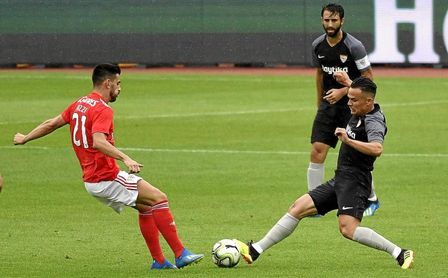 Roque Mesa, disputando el cuero con Pizzi. Roque Mesa, disputando el cuero con Pizzi.