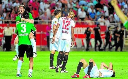El Sevilla sólo pudo empatar 1-1 con el Hannover en casa tras caer 2-1 en la ida. El Sevilla sólo pudo empatar 1-1 con el Hannover en casa tras caer 2-1 en la ida.