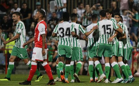 El Real Betis celebra un gol durante la pretemporada del club. El Real Betis celebra un gol durante la pretemporada del club.