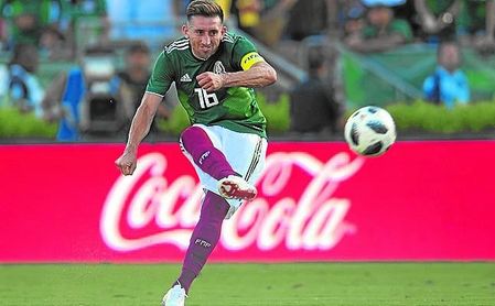 Héctor Herrera, centrocampista azteca, es el favorito de Serra para reforzar el centro del campo del Betis. Héctor Herrera, centrocampista azteca, es el favorito de Serra para reforzar el centro del campo del Betis.