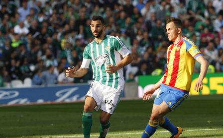 Montoya conduce un balón con la camiseta del Real Betis, precisamente contra su actual equipo, el Valencia. Montoya conduce un balón con la camiseta del Real Betis, precisamente contra su actual equipo, el Valencia.