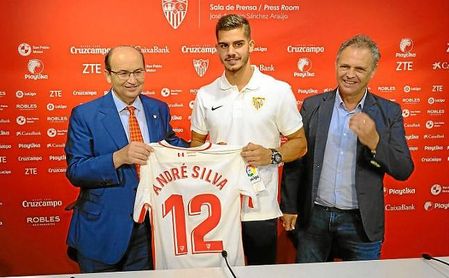 Castro, junto a André Silva y Caparrós en sala de prensa. Castro, junto a André Silva y Caparrós en sala de prensa.