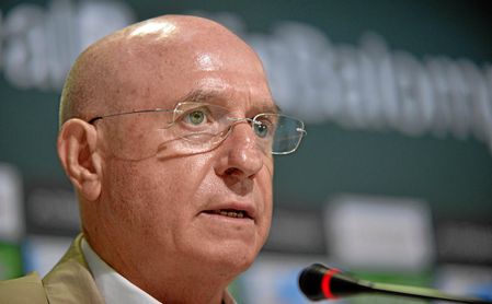 Se estrecha el cerco sobre el lateral diestro Se estrecha el cerco sobre el lateral diestro