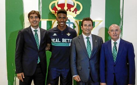 Junior Firpo posa con los dirigentes del Betis. Junior Firpo posa con los dirigentes del Betis.