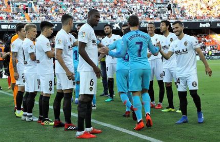 El Valencia hizo el pasillo al Atlético "supercampeón" de Europa El Valencia hizo el pasillo al Atlético "supercampeón" de Europa