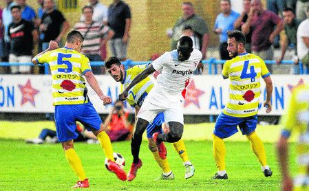 Lance del amistoso jugado el pasado 31 de julio entre el Coria y el Sevilla Atlético en el Guadalquivir, y que acabó con triunfo nervionense. Lance del amistoso jugado el pasado 31 de julio entre el Coria y el Sevilla Atlético en el Guadalquivir, y que acabó con triunfo nervionense.