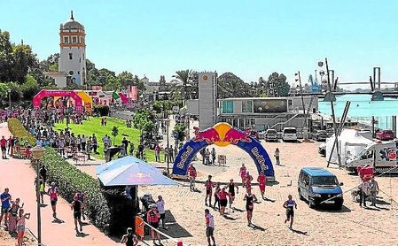 El Guadalquivir y sus alrededores se convierten una vez más en protagonistas con la celebración del Triatlón del Puerto de Sevilla. El Guadalquivir y sus alrededores se convierten una vez más en protagonistas con la celebración del Triatlón del Puerto de Sevilla.