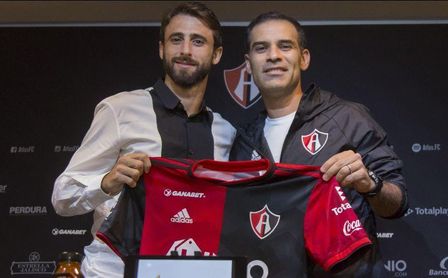 Pareja y Márquez en la presentación del exsevillista. Pareja y Márquez en la presentación del exsevillista.