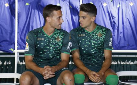 Marc Bartra, junto a Canales. Marc Bartra, junto a Canales.