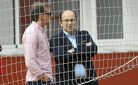 Castro destituyó a Arias tras la humillante derrota del Sevilla FC en la final de la Copa del Rey. Castro destituyó a Arias tras la humillante derrota del Sevilla FC en la final de la Copa del Rey.