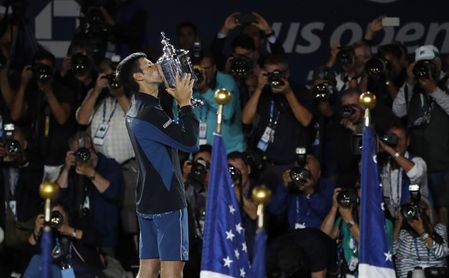 Djokovic vence a un buen Del Potro en la primera final bajo techo Djokovic vence a un buen Del Potro en la primera final bajo techo