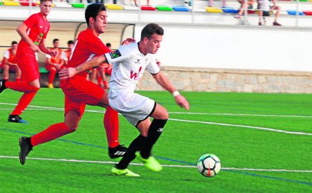 Pedro Varona (izquierda, de rojo) presiona a un rival en el Pozoblanco-San José (1-2). Pedro Varona (izquierda, de rojo) presiona a un rival en el Pozoblanco-San José (1-2).