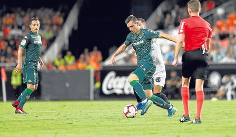 Lo Celso conduce la pelota en Mestalla. Lo Celso conduce la pelota en Mestalla.
