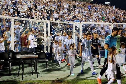 0-2. Gremio se exhibe en Tucumán y en su debut el VAR provoca una expulsión 0-2. Gremio se exhibe en Tucumán y en su debut el VAR provoca una expulsión