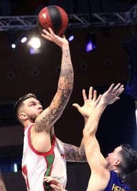 76-79. El Baskonia tumba a un Barça intermitente que rozó la remontada 76-79. El Baskonia tumba a un Barça intermitente que rozó la remontada