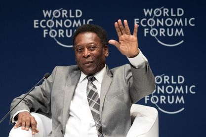 Pelé aconseja a Mbappé humildad y trabajo duro tras regalarle una camiseta Pelé aconseja a Mbappé humildad y trabajo duro tras regalarle una camiseta