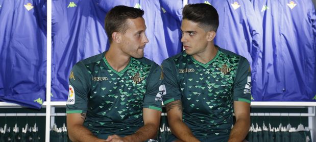 Marc Bartra, junto a Canales. Marc Bartra, junto a Canales.