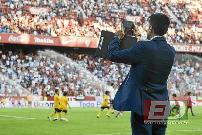 El director deportivo de LaLiga, enfocando a la grada de Gol Norte. El director deportivo de LaLiga, enfocando a la grada de Gol Norte.