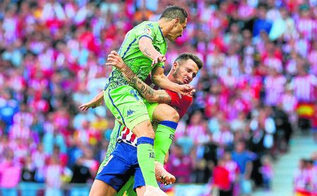 Guardado choca con Saúl en los primeros minutos del partido que enfrentó a Atlético y Betis. Guardado choca con Saúl en los primeros minutos del partido que enfrentó a Atlético y Betis.