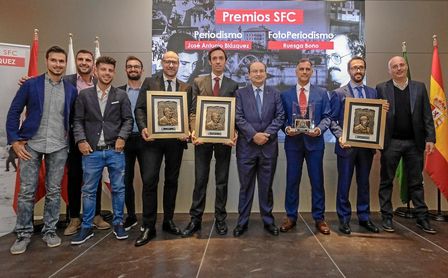 El presidente del Sevilla, José Castro, posa con los periodistas galardonados. El presidente del Sevilla, José Castro, posa con los periodistas galardonados.
