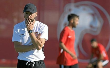Machín repasa su idea de juego en el Sevilla. Machín repasa su idea de juego en el Sevilla.