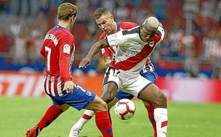Advíncula, lateral diestro del Rayo, también gusta en el Atlético. Advíncula, lateral diestro del Rayo, también gusta en el Atlético.