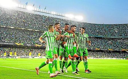 El plantel verdiblanco celebra el primer gol de Sanabria en esta temporada. El plantel verdiblanco celebra el primer gol de Sanabria en esta temporada.