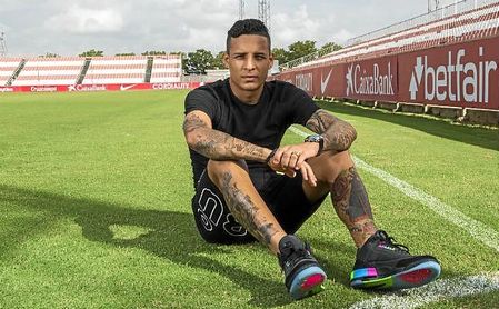 Presente de la banda izquierda sevillista, Arana quiere convertirse, también, en futuro de los de Nervión. Presente de la banda izquierda sevillista, Arana quiere convertirse, también, en futuro de los de Nervión.